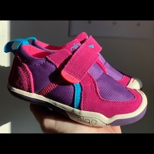 SOLD  PLAE “Ty”  -  size 6.5 toddler girls SOLD